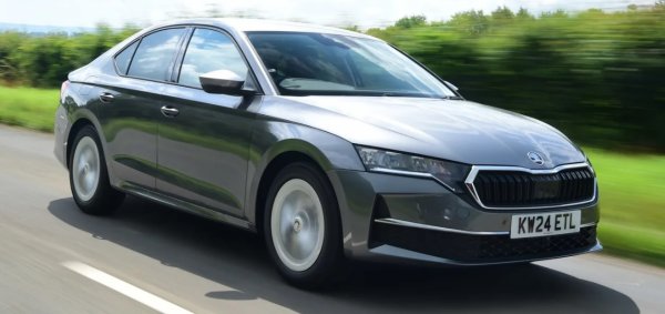 Семеен автомобил на годината за изданието, Skoda Octavia е чудесна алтернатива на Ford Focus. Има версия за нуждите на почти всеки. 1,5-литровият бензинов двигател е идеален с пестелив разход на гориво в града.  2,0-литровият дизел е страхотен за дълги километри по магистрали. Горещият vRS предлага изобилие от мощност за по-запалените шофьори. Ако просторният фастбек багажник на Skoda не е достатъчно голям, има дори по-практичен Octavia Estate .

Гъвкавостта на модела надхвърля неговите двигатели. Дори базовият автомобил SE Technology има дълъг списък с оборудване. Заедно с гъвкавото окачване прави кобата удобна за шофиране. Якото шаси на vRS дори е ОК на черен път.
Добавете изненадващо първокласно усещане за интериор, конкурентна цена и ще видите защо чехът е вечен фаворит на Auto Express.